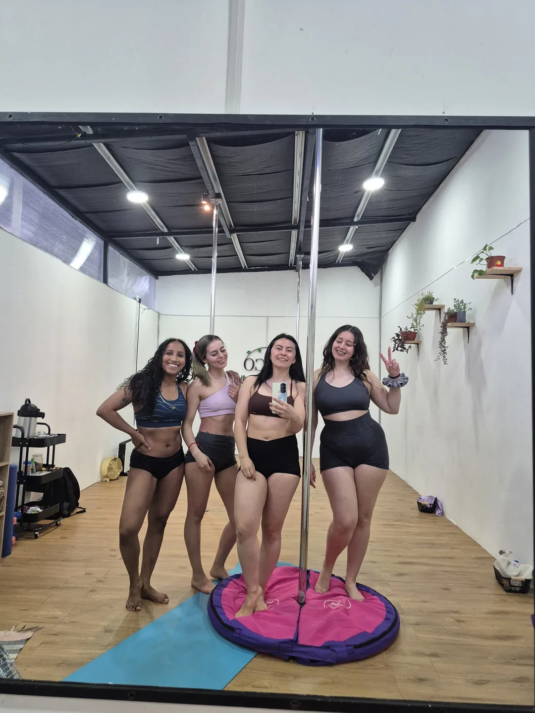 Cuatro alumnas sentadas sobre el mat junto a las plantas